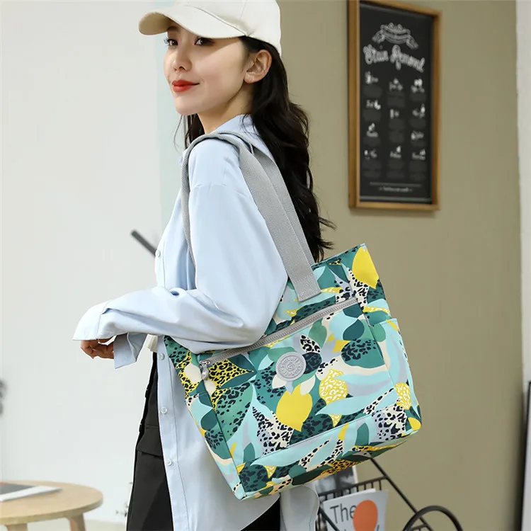 2021 New Nylon Large Capacity Summer Ladies Beach Shoulder Bag Woman Designer Handbags Youth Ladies Bags Tote Ladies Casual Bag