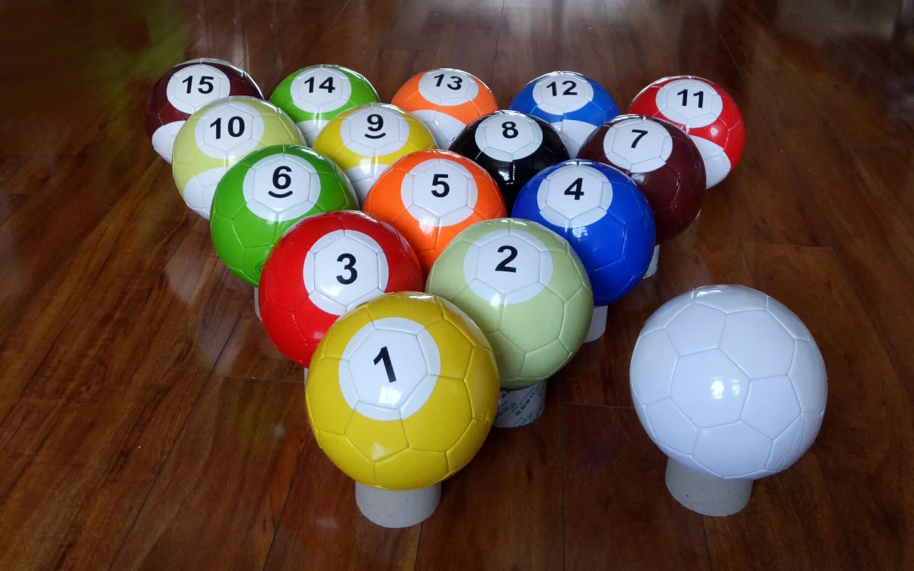 Sinuca Gigante com 16 bolas (Snookball) (7,5m x 3,5m / altura: 0,40m)
