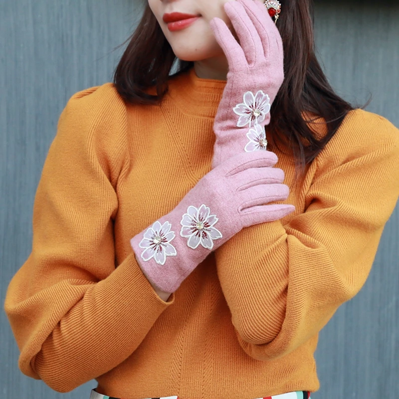 Модные женские теплые перчатки Зимние перчатки вышитые цветы шерстяные варежки теплые полный палец сенсорный экран Женские варежки - Цвет: pink