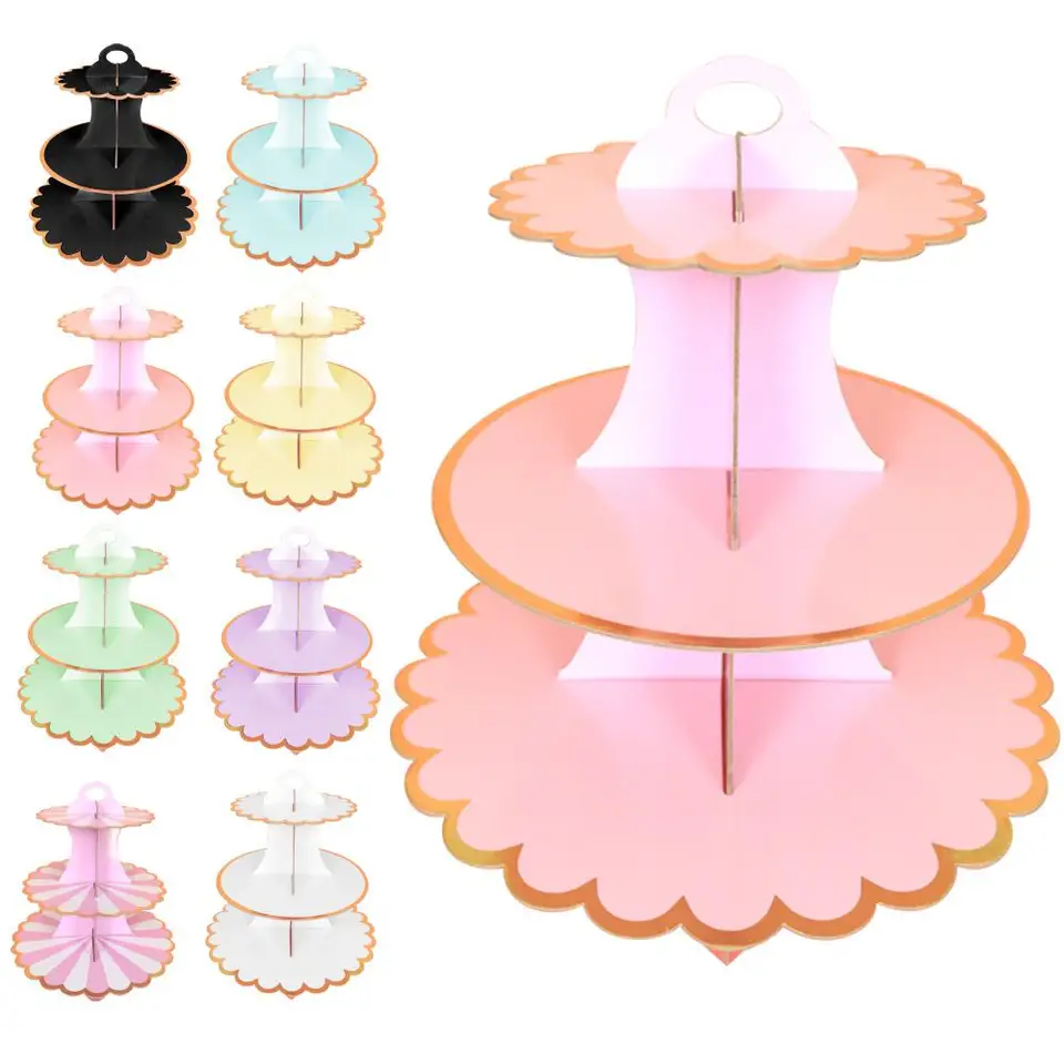 Mockup di supporti per cupcake in cartone a 3 livelli | PSD Premium