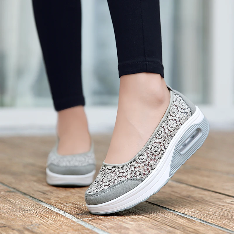Mujeres zapatillas de plataforma de cuñas de las señoras encaje Casual zapatos de mujer Zapatos Zapatillas cómodo Femme aumento de altura zapatos de mujer Zapatos