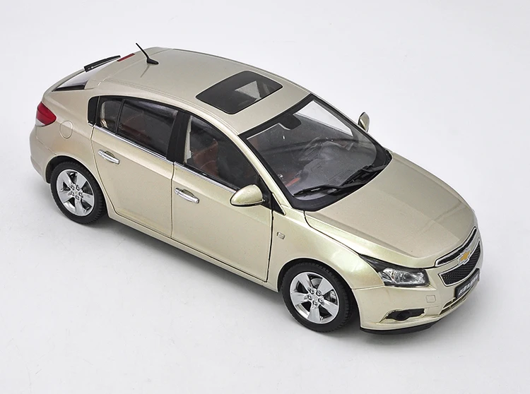 Оригинальный авторизованный хэтчбек Chevrolet Cruze C1: 18 литые игрушки из шампанского