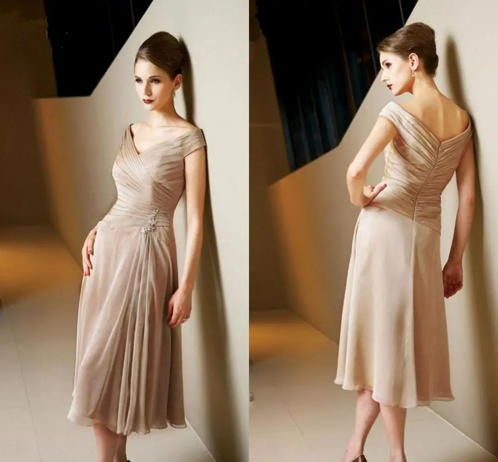 Платье для матери невесты цвета шампанского с открытыми плечами и аппликацией до