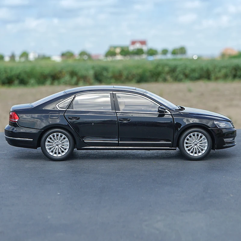 Авторизованный аутентичный 1/18 Volkswagen Passat 2011 литой игрушечный автомобиль модель на Рождество/подарок на день рождения, коллекция