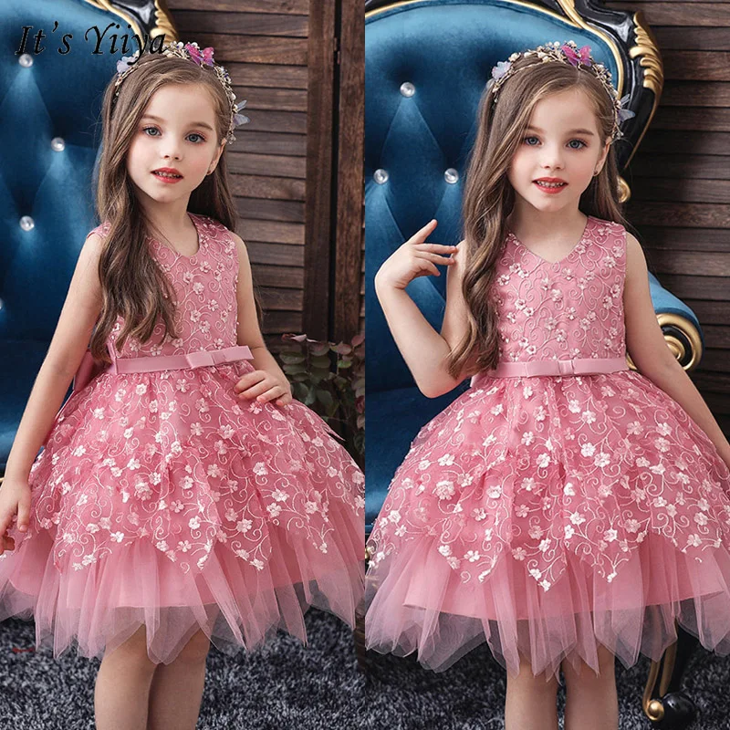 Baratos Es YiiYa vestidos de flores para niñas con cuello en V elegantes vestidos de fiesta para niños con apliques de lazo corto vestido de comunión de boda 190