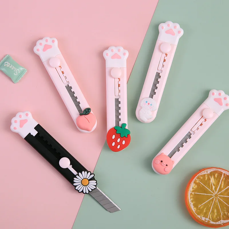 Cuchillo de utilidad portátil con forma de pata de gato Fruta de dibujos animados, cortador de papel, cuchilla de afeitar de corte, suministro para oficina y escuela, regalo de papelería