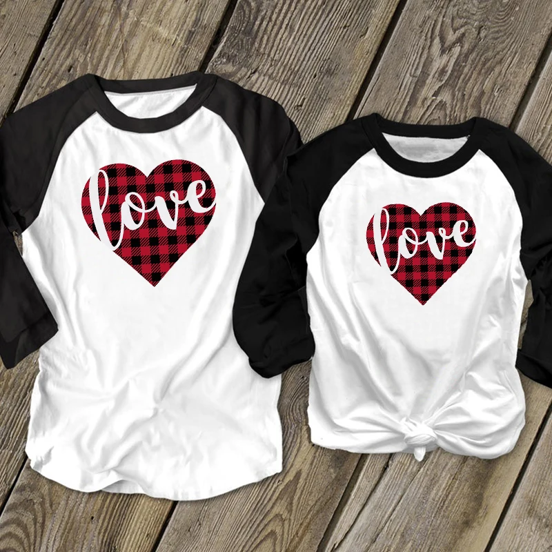 Рождественская футболка с надписью Love Graphic подходящая одежда для мамы и дочери