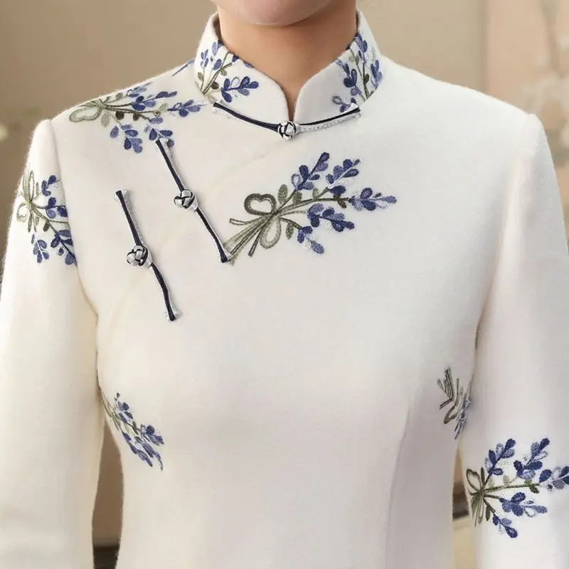 Chinese Style Autumn white new retro embroidered cheongsam improved thick wool wool long-sleeved cheongsam daily cheongsam dress