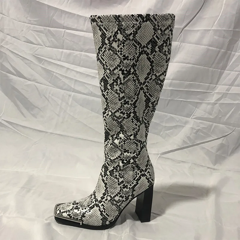 FEDONAS/Танцевальная обувь для ночного клуба; женские зимние теплые сапоги до колена; кожаные сапоги с принтом на высоком каблуке с металлическим квадратным носком; большие размеры