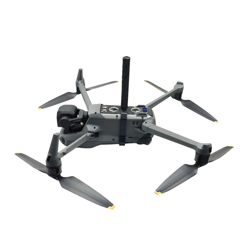 Utilisateur installant le drone sur le support de stabilisation pour un décollage facile.