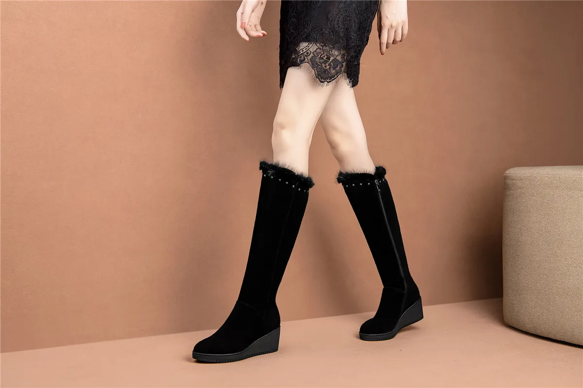 Женские зимние сапоги до колена из натуральной замши на танкетке; удобные женские высокие сапоги с заклепками; женская обувь черного цвета