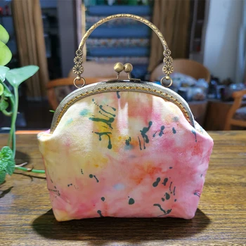 

A variety of styles are simple with flower pattern embroidery bag fashion women's bag to send embroidery hoop bag chain