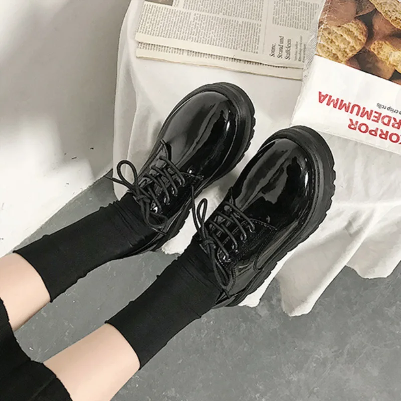 Обувь из лакированной кожи на платформе; женская обувь на плоской подошве; новая молодежная обувь черного цвета в Корейском стиле; Женская британская обувь для девочек; NW5011 - Цвет: Черный