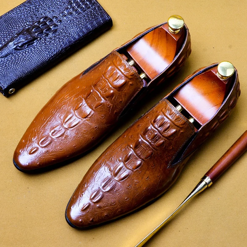 Роскошные Дизайнерские Мужские модельные туфли из натуральной кожи; повседневные мужские лоферы с острым носком без застежки с узором «Аллигатор»; AS155