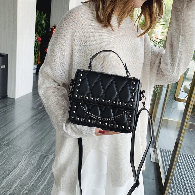 

Explosion women's bag 2019 new Korean version of the slung rhombic chain portable small square bag wild embroidery thread