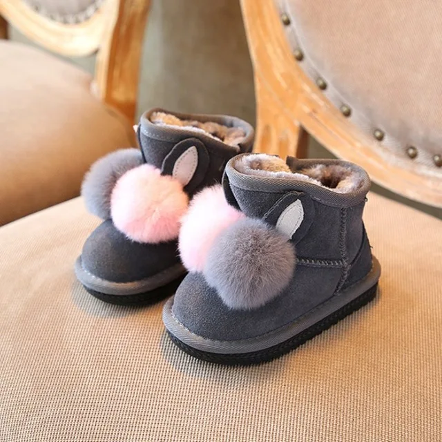 Зимние теплые плюшевые ботинки для маленьких девочек мягкие хлопковые ботинки с помпонами из кроличьего меха для малышей Нескользящие зимние ботинки для девочек - Цвет: Серый