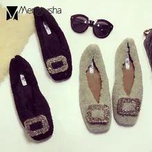 Роскошная обувь со стразами и пряжкой; жилет из искусственной мерлушки; женская обувь на плоской подошве квадратный мыс; обувь с блестящими стразами волосатые Лоферы мюли уютные плюшевые chaussure femme C73