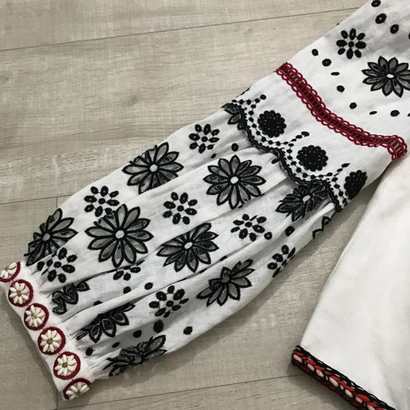 TWOTWINSTYLE Embroidery Vintage Women's Jacket O Neck Open Stitch Beading Patchwork Short Coat Female Fashion Autumn