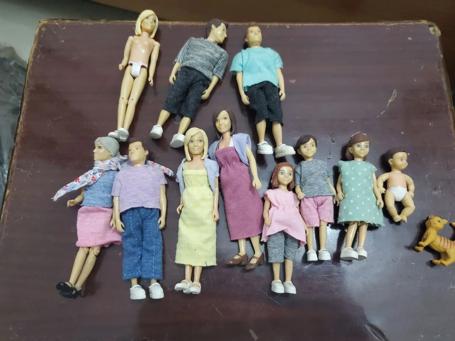 Articulación familiar feliz para niños y niñas, figura de Gato con ropa, modelo de muñeca, juguetes de diseño de escena