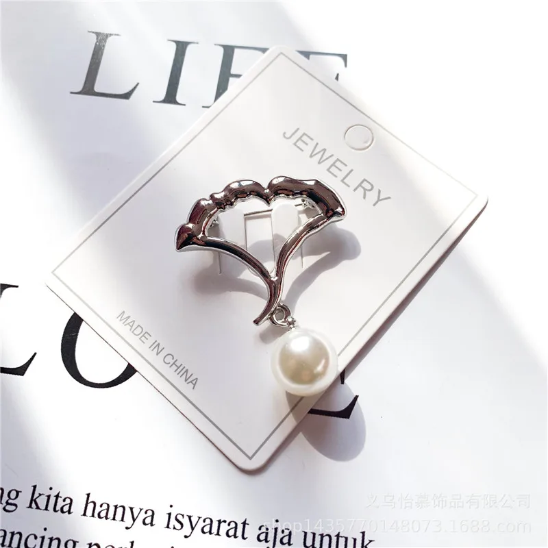 Imitation pearl brooch Pearl brooches Pin brooches Clothing brooch Metal brooches Simple Glossy Alloy Brooch For Women Suit Accessories Leaf Limited Pearl Beads Pendant Elegant Party Brooch Gift 1PC