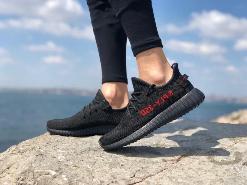 Черные и красные кроссовки с принтом «Адидас» Yeezy 350 2