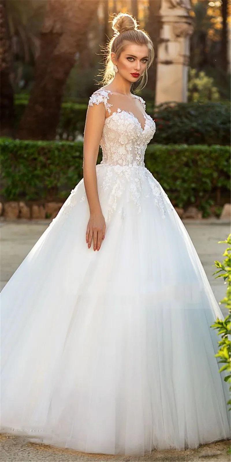 

Scoop Short Sleeves Lace Appliques Ball Gown Wedding Dresses Tulle Zipper Back 2020 Modest Bridal Gowns Garden Long Fashion