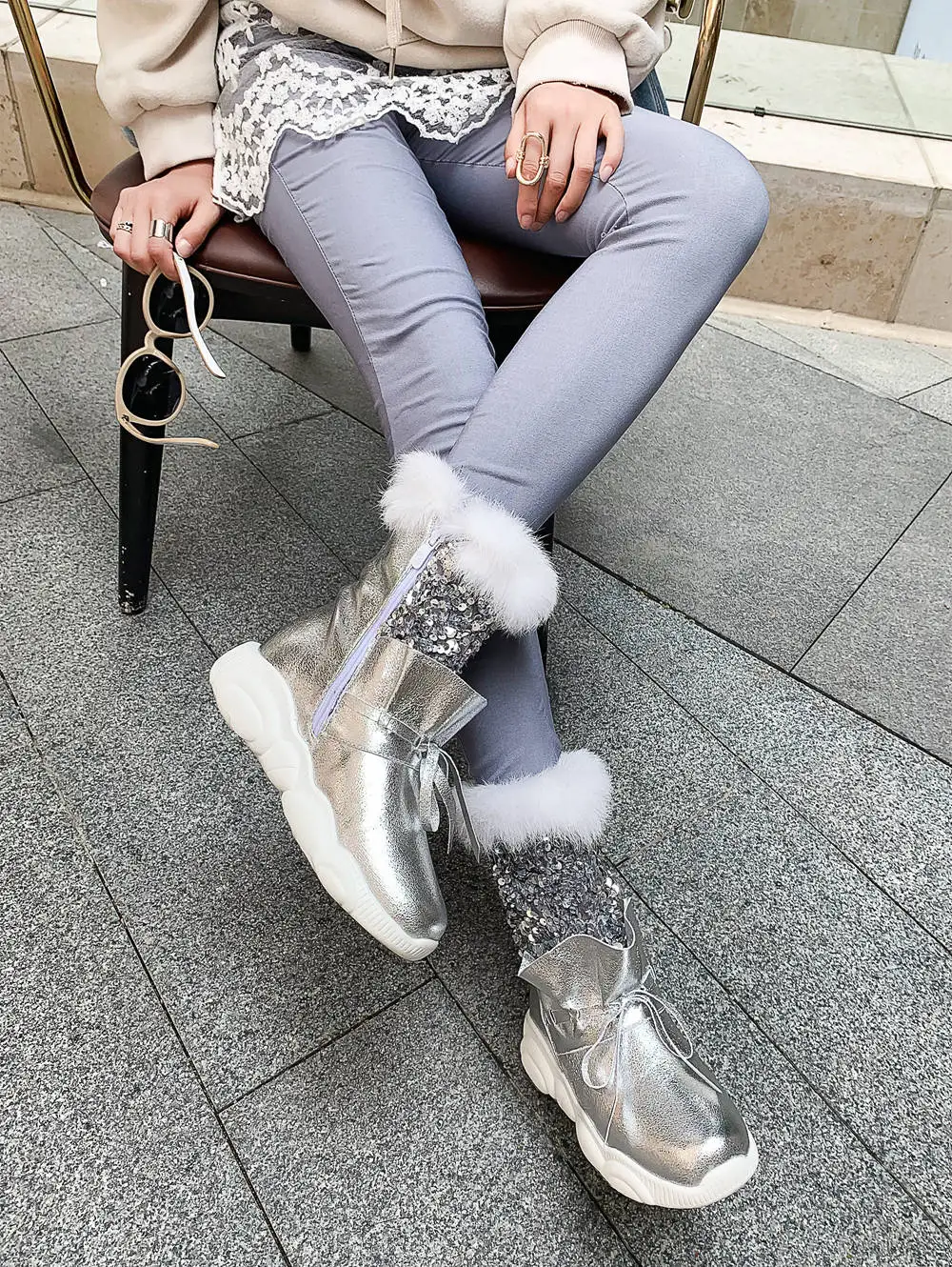 Большие размеры 46; белые кроссовки на платформе с искусственным мехом; женские зимние ботинки; женские сапоги до середины икры с блестками и бантом