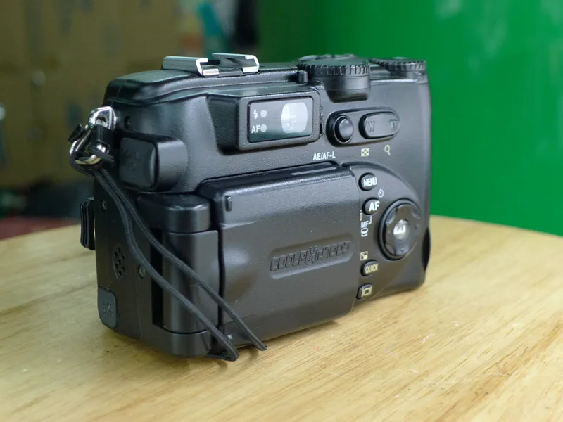 Используется Nikon Coolpix 5400 5,1 мегапикселя; цифровая камера с 4-кратным оптическим зумом
