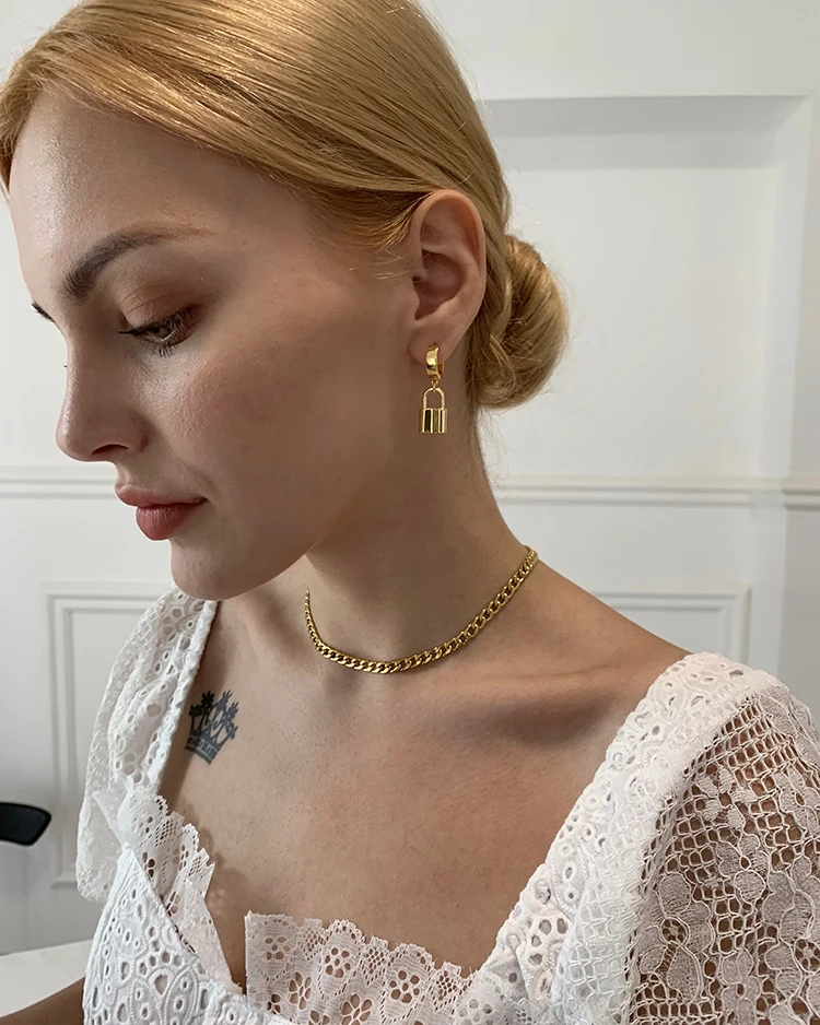 Серьги подвески женские из латуни выразительные ювелирные украшения с висячим
