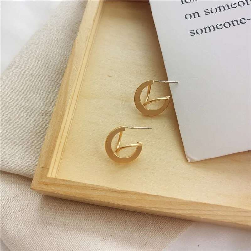 Ретро миноритарная текстура матовые золотые серьги Женская мода темперамент