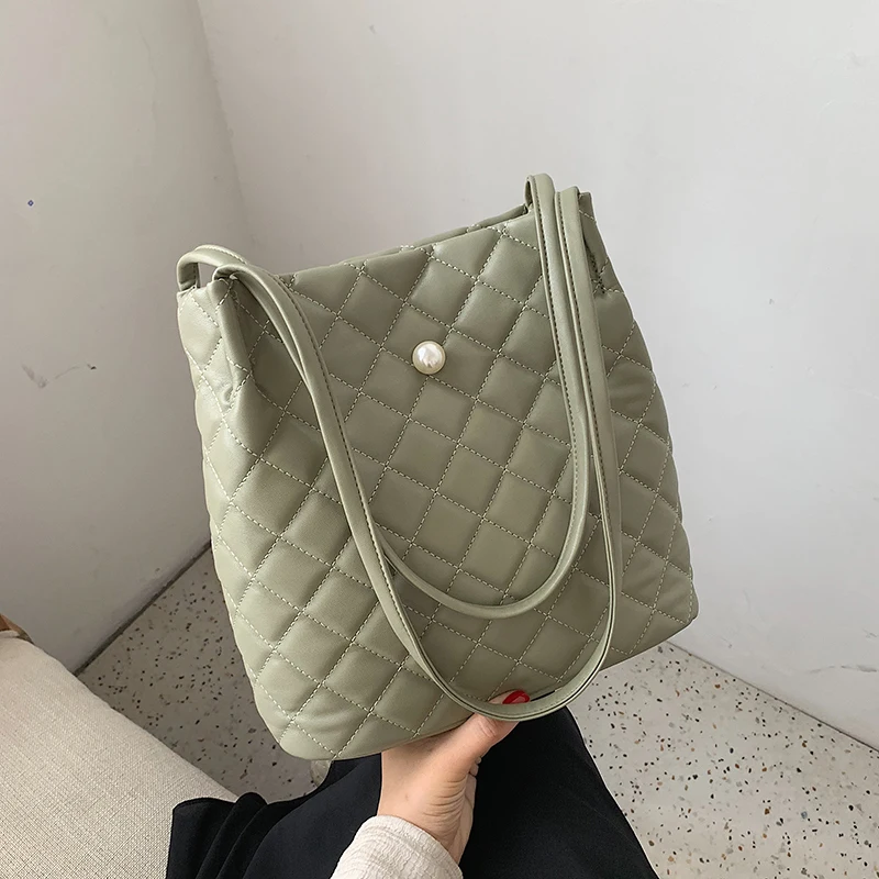 

2019 new diamond lattice Pearl Bucket bag single shoulder casual tote