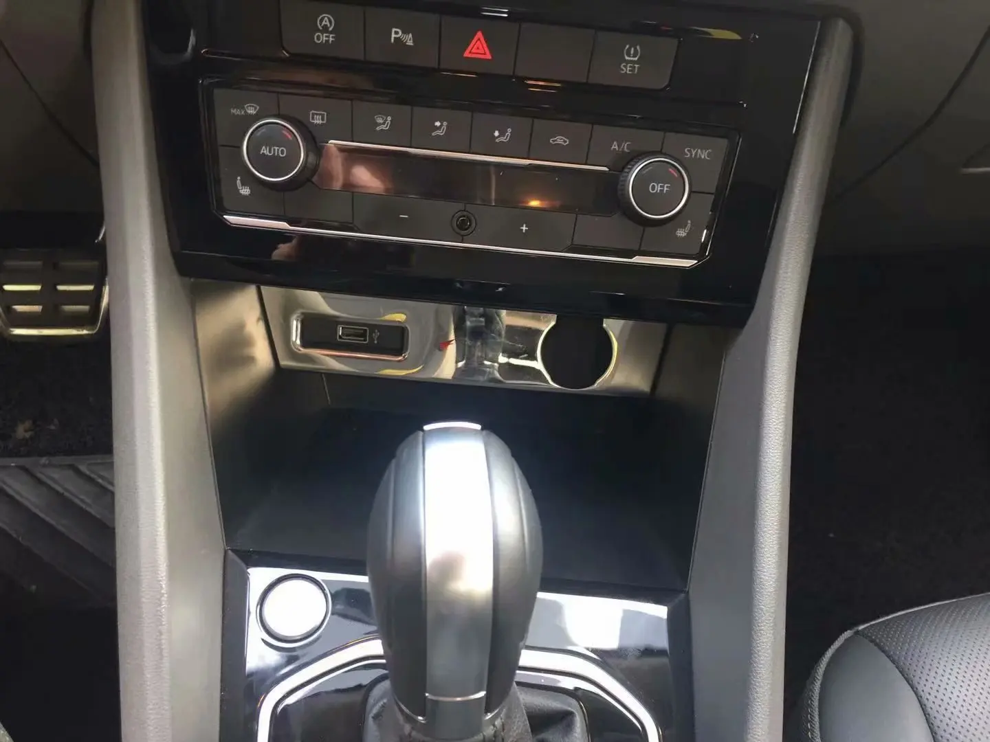 

Volkswagen Jetta VS5 Front USB Interface Only Modified USB Interface Decoration Bright Frame Stainless Steel Decorative Paster