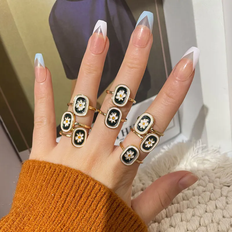 Bangle Bracelet HUANZHI New Design Gold Color Daisy Flower Bee Animal Asymmetry Adjustable Buckle Bracelet For Women Girl Set Jewelry Part