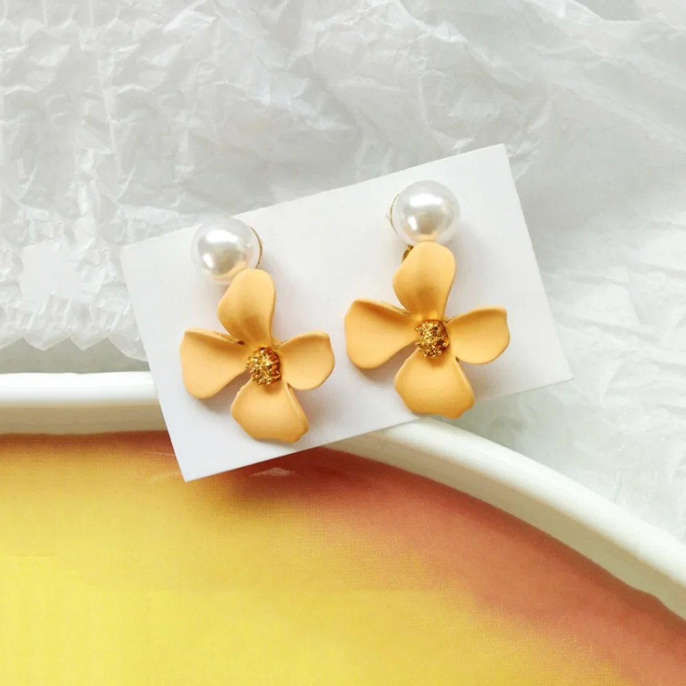 

Simulated Pearl Jewelry Earring Yellow Spray Paint Flower Clip Earrings For Women Wedding Earings Female Ear Cuff Earings aretes