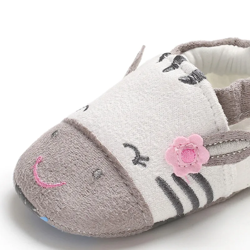 Милые Нескользящие мягкие ботиночки из искусственной кожи для маленьких девочек; зимние тапочки с рисунками животных; Теплая обувь для малышей; обувь для малышей