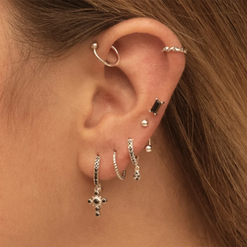 2PCS 피어싱 Aretes 스터드 귀걸이 블랙 지르콘 나비 크라운 꿀벌 러브 하트 연골 귀걸이 여성을위한