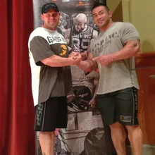 Мужские спортивные шорты для фитнеса, мужские тонкие дышащие быстросохнущие сетчатые штаны, в полоску, подходящие по цвету, повседневные мужские штаны