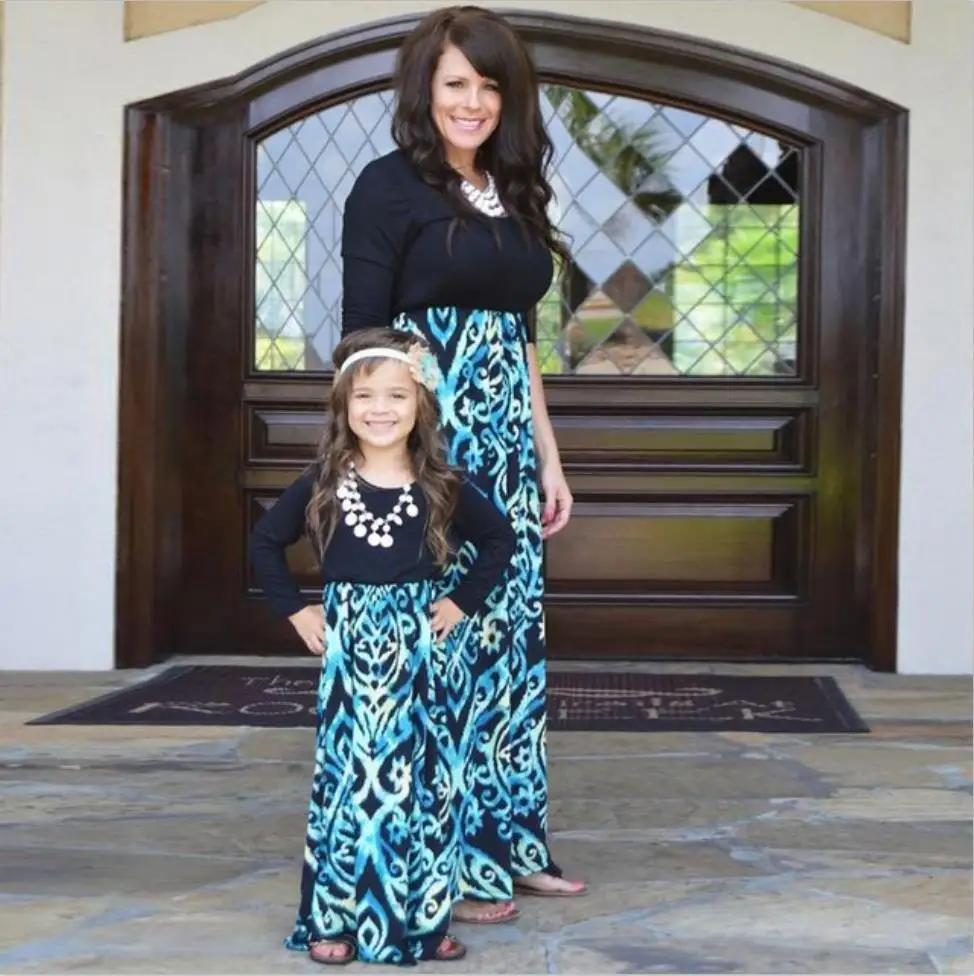 mom and daughter same clothes