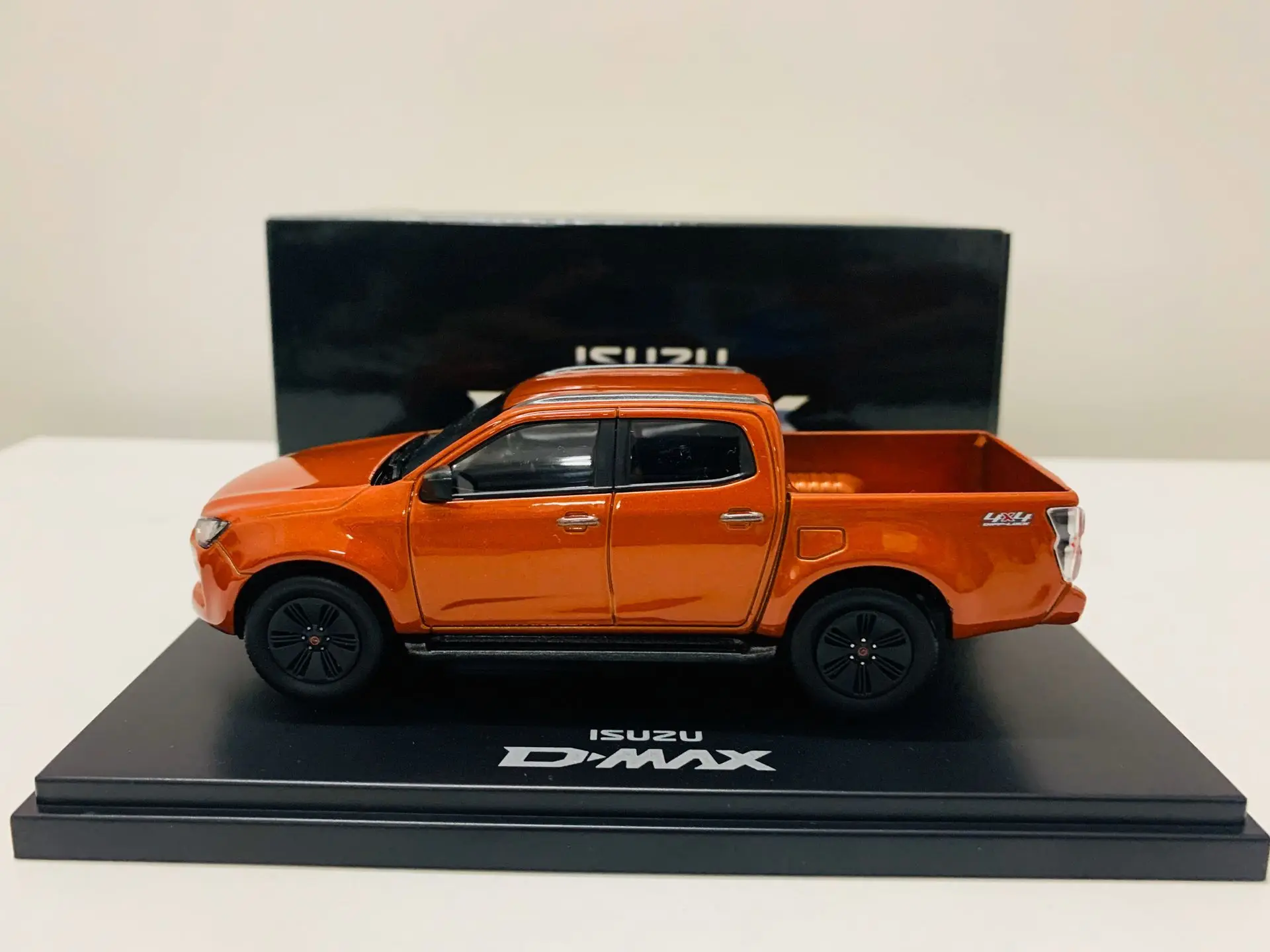 Модель автомобиля Isuzu Dmax Pick Up 4X4 оранжевая масштаб 1/43 литой под давлением новая