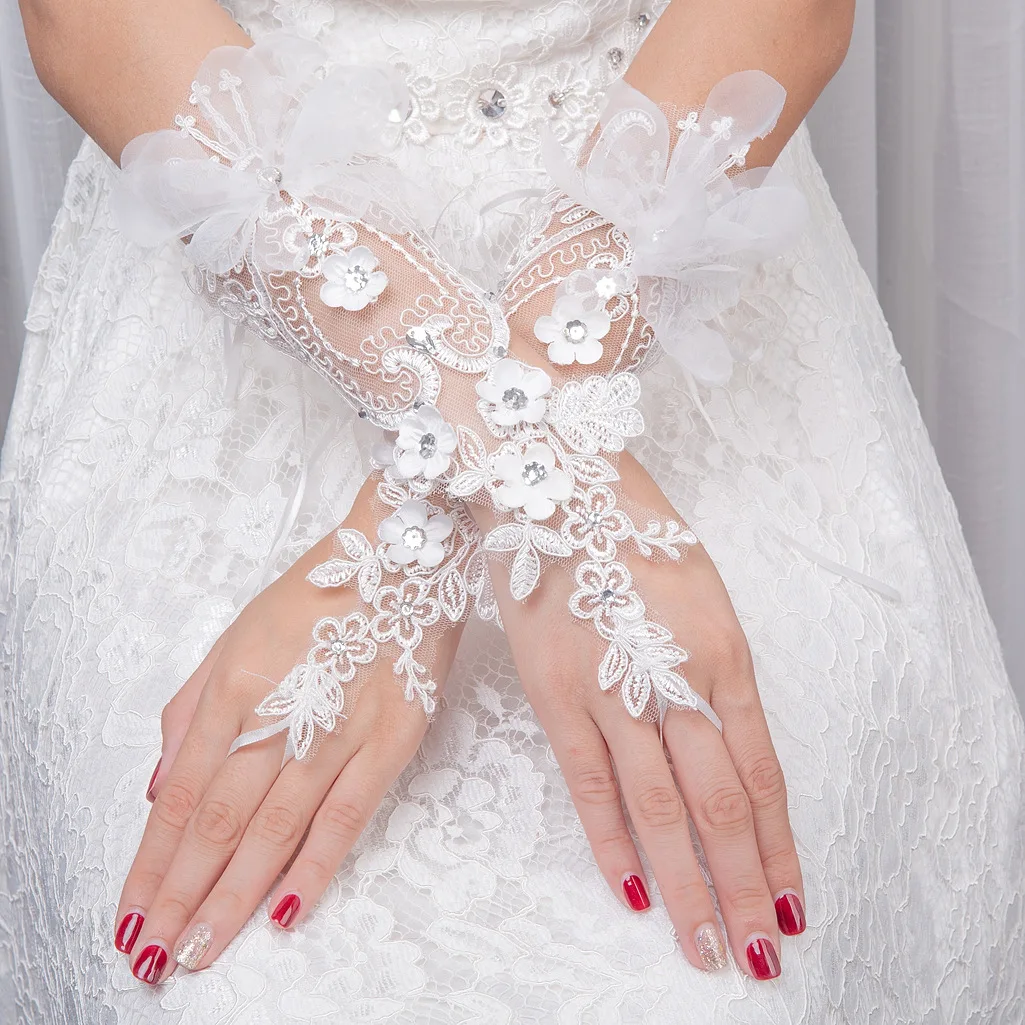 

Pretty Lace Wedding Gloves for Bride Cheap Crystals Butterfly Fingerless Women Luvas de Noiva Accessoire Mariage