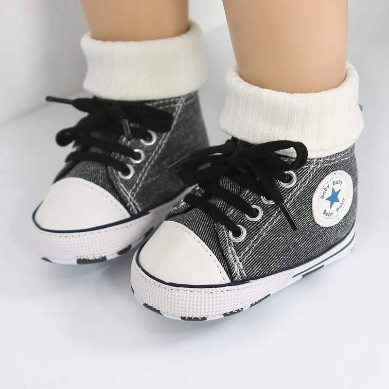 Детская парусиновая обувь с логотипом для малышей; мягкая Нескользящая детская обувь для новорожденных мальчиков и девочек; первая обувь для малыша