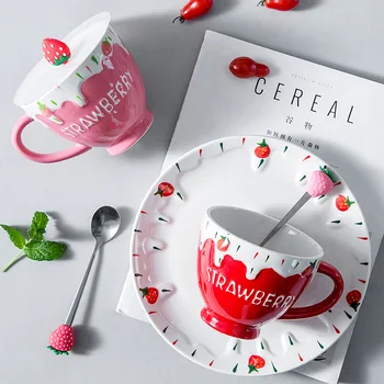 

Strawberry Ceramics Coffee Mug with Spoon Lid Cute Personalised Cartoon Creative Esspresso Cup Girl Gift Caneca Drinkware DA60MK