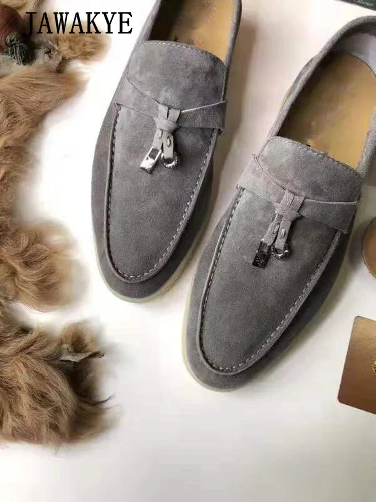Разноцветные замшевые туфли на плоской подошве из натуральной кожи для мужчин; удобные повседневные туфли с круглым носком, украшенные металлическим замком; классические лоферы с открытым носком - Цвет: grey
