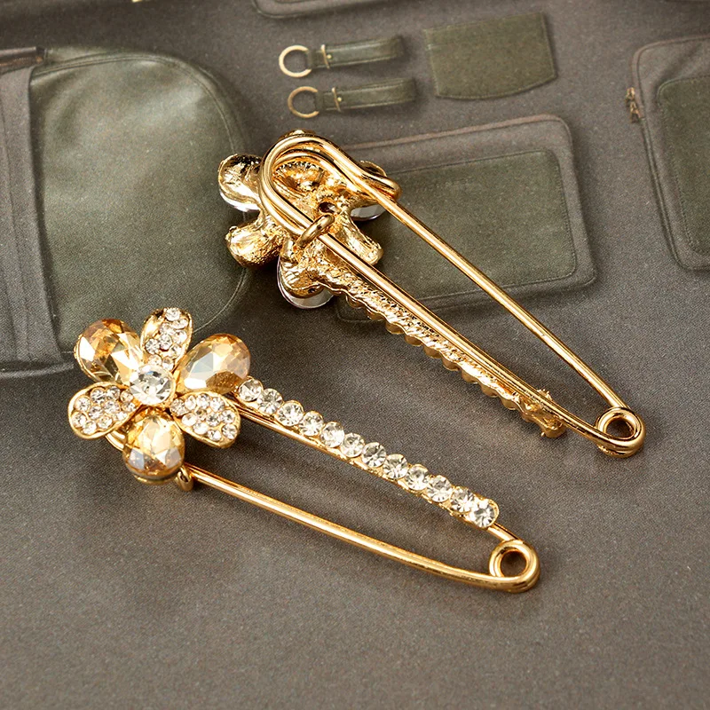 

Fashion Full Crystal Pin Brooch Temperament Ladies Simple Flower Shiny Rhinestone Brooches Pins for Womens Sweet Jewelry Gifts