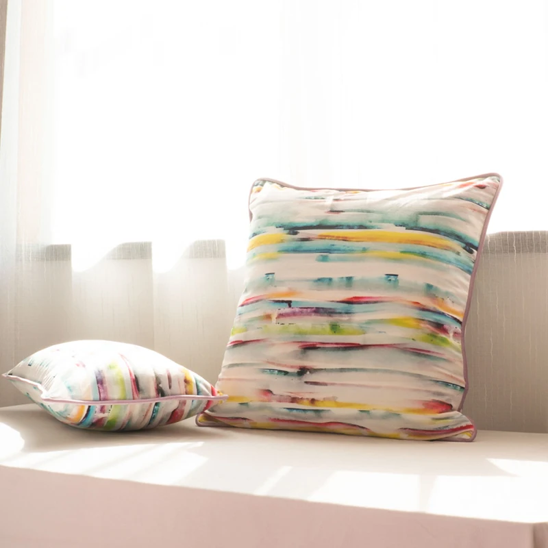 Бархатная наволочка для подушки розового и фиолетового цветов с принтом