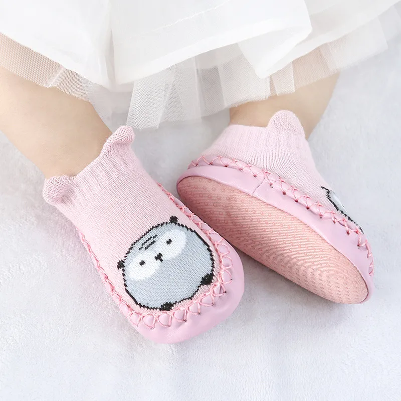 Для маленьких мальчиков Штаны для девочек с рождественским изображением для детской кроватки, которые делают первые шаги; обувь для малышей, для новорожденных мягкая подошва нескользящие носки для младенцев с милыми рисунками теплая детская обувь - Цвет: Pink