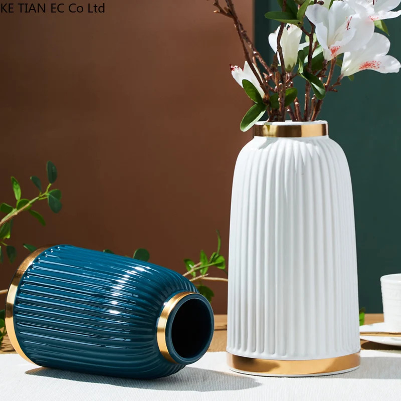 European Ceramic Phnom Penh Vase White/blue Vertical Pattern Desktop