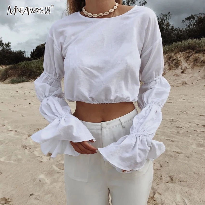 Женская блузка с расклешенными рукавами Mnealways18 белая хлопковая круглым вырезом и
