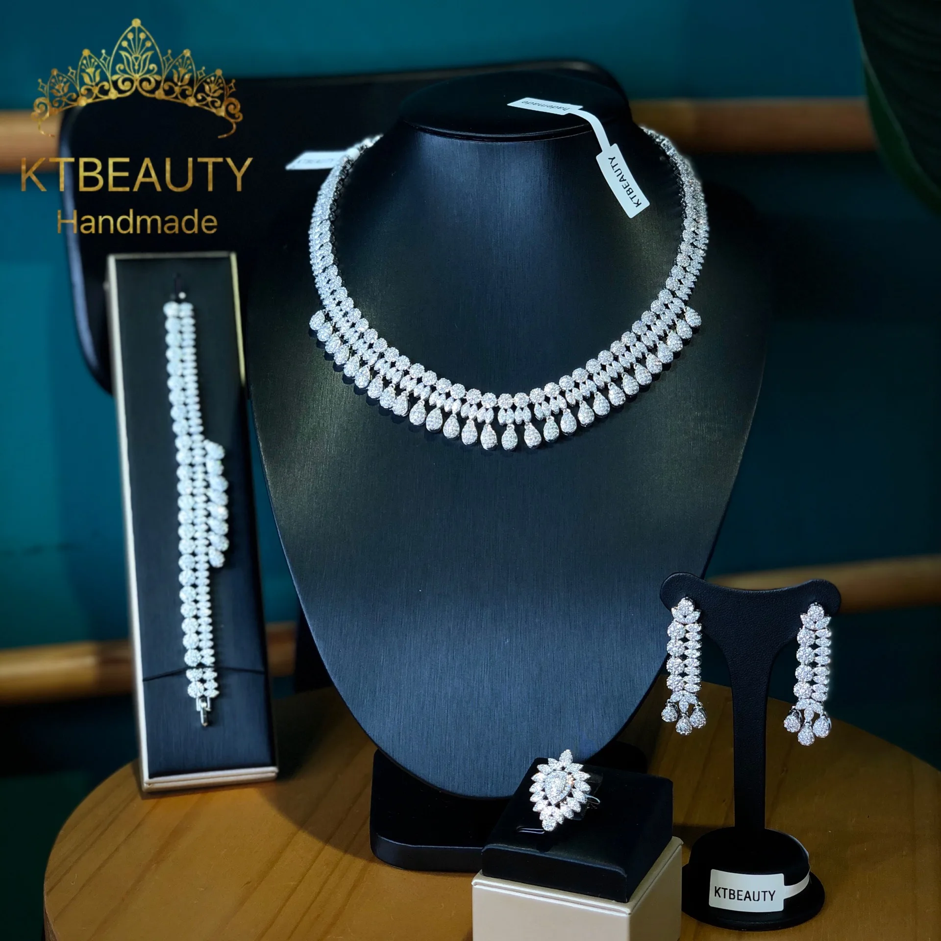 セール開催中 新ラインストーンジルコンネックレスイヤリングブレスレットセット銀色のクラウン王室の花嫁のウェディングドレッシングクラウンアクセサリー女性ジュエリー 通販 相場 Www Carnavalkids Com