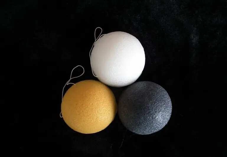 100pcs/lot 100% Natural Bamboo charcoal fiber Konjac sponges for effective skin cleansing in English package